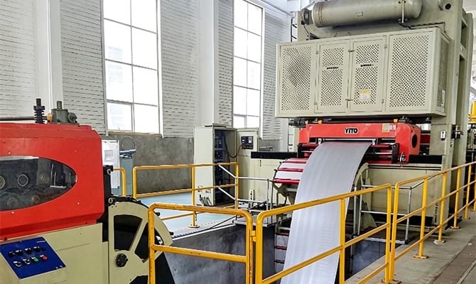 Система зигзагообразной подачи рулонного металла для вырубки круглых заготовок